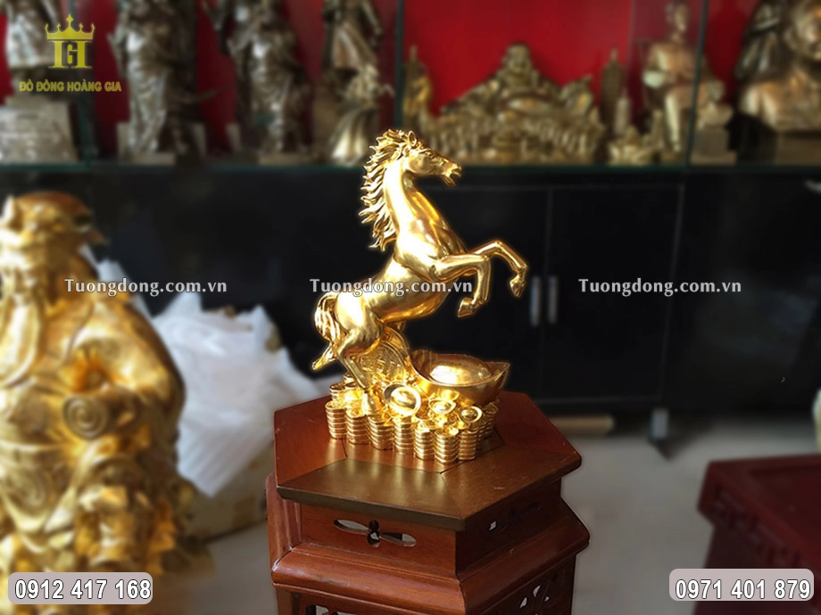 Toàn bộ bề mặt tượng ngựa được dát vàng 24K sang trọng